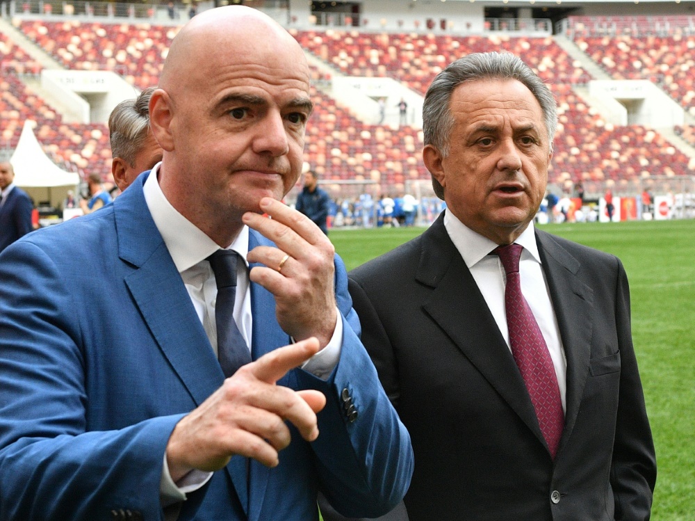 FIFA-Boss Infantino (l.) und Russlands Vizepremier Mutko