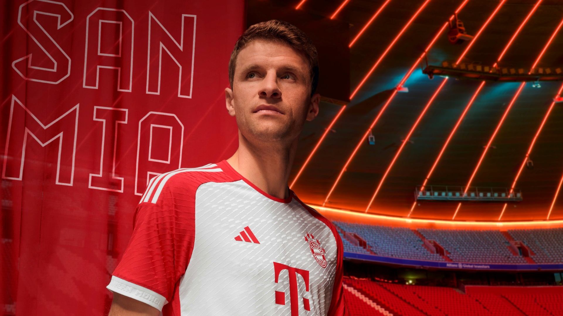 Bayern-Star Thomas Müller das neue Trikot für die Saison 2023/24