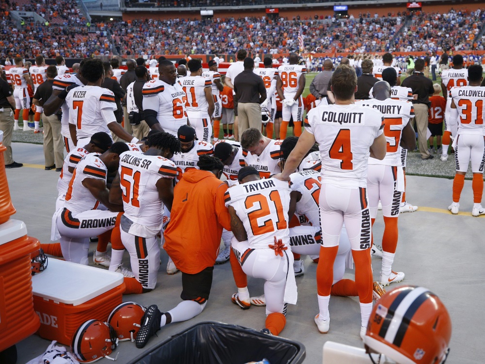 Browns-Spieler knieten bei der US-Hymne, um ihrem Protest Ausdruck zu verleihen Browns-Spieler knieten bei der US-Hymne, um ihrem Protest Ausdruck zu verleihen