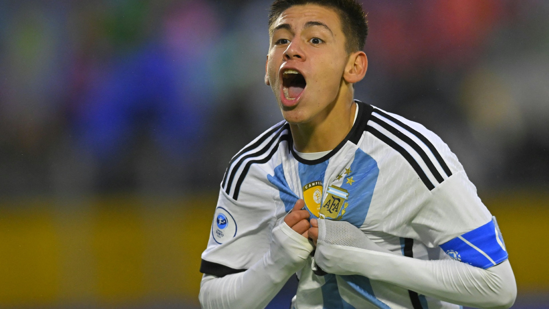 Echeverri feiert ein Tor für Argentiniens U17-Auswahl