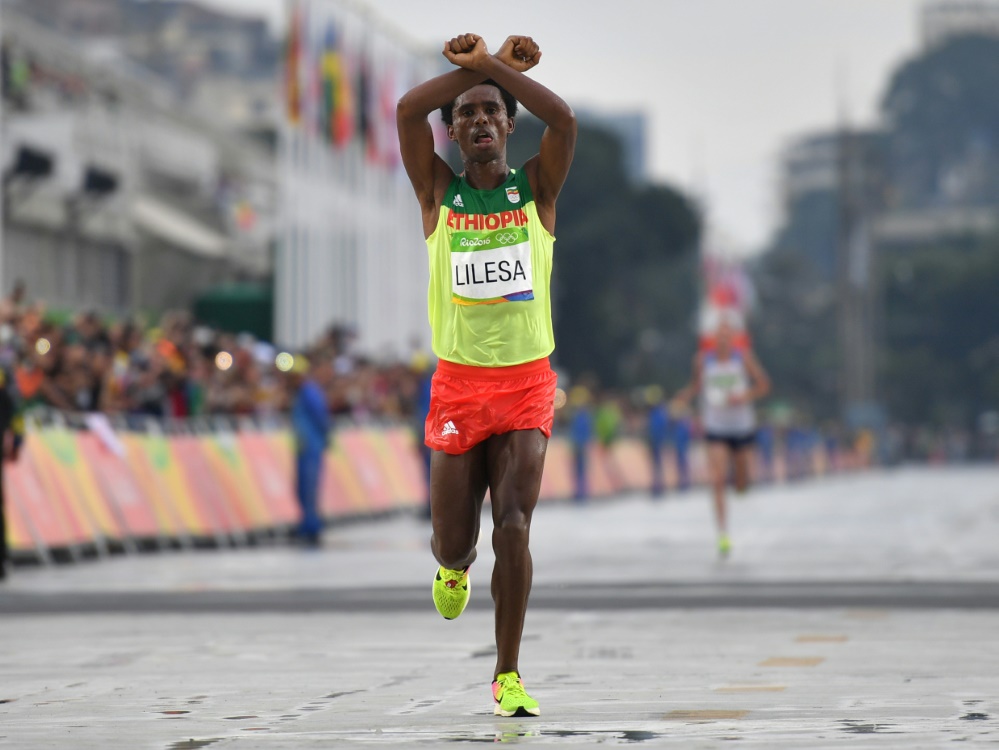 Feyisa Lilesa muss sich angeblich nicht vor der Rückkehr nach Äthiopien fürchten Feyisa Lilesa muss sich angeblich nicht vor der Rückkehr nach Äthiopien fürchten
