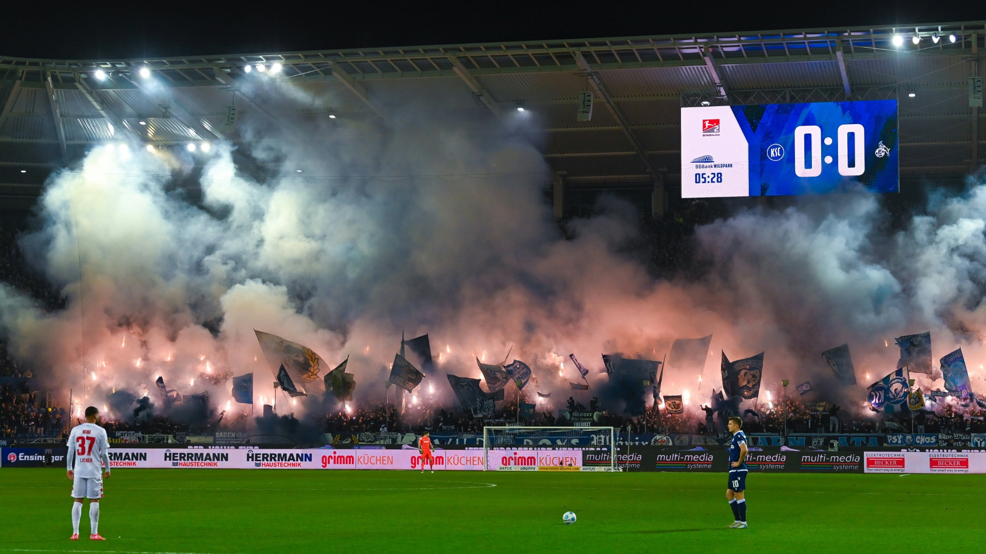 Im KSC-Block wurde ordentlich Pyrotechnik abgefackelt Im KSC-Block wurde ordentlich Pyrotechnik abgefackelt
