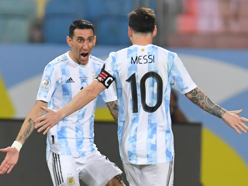 Lionel Messi feiert mit Ángel di María