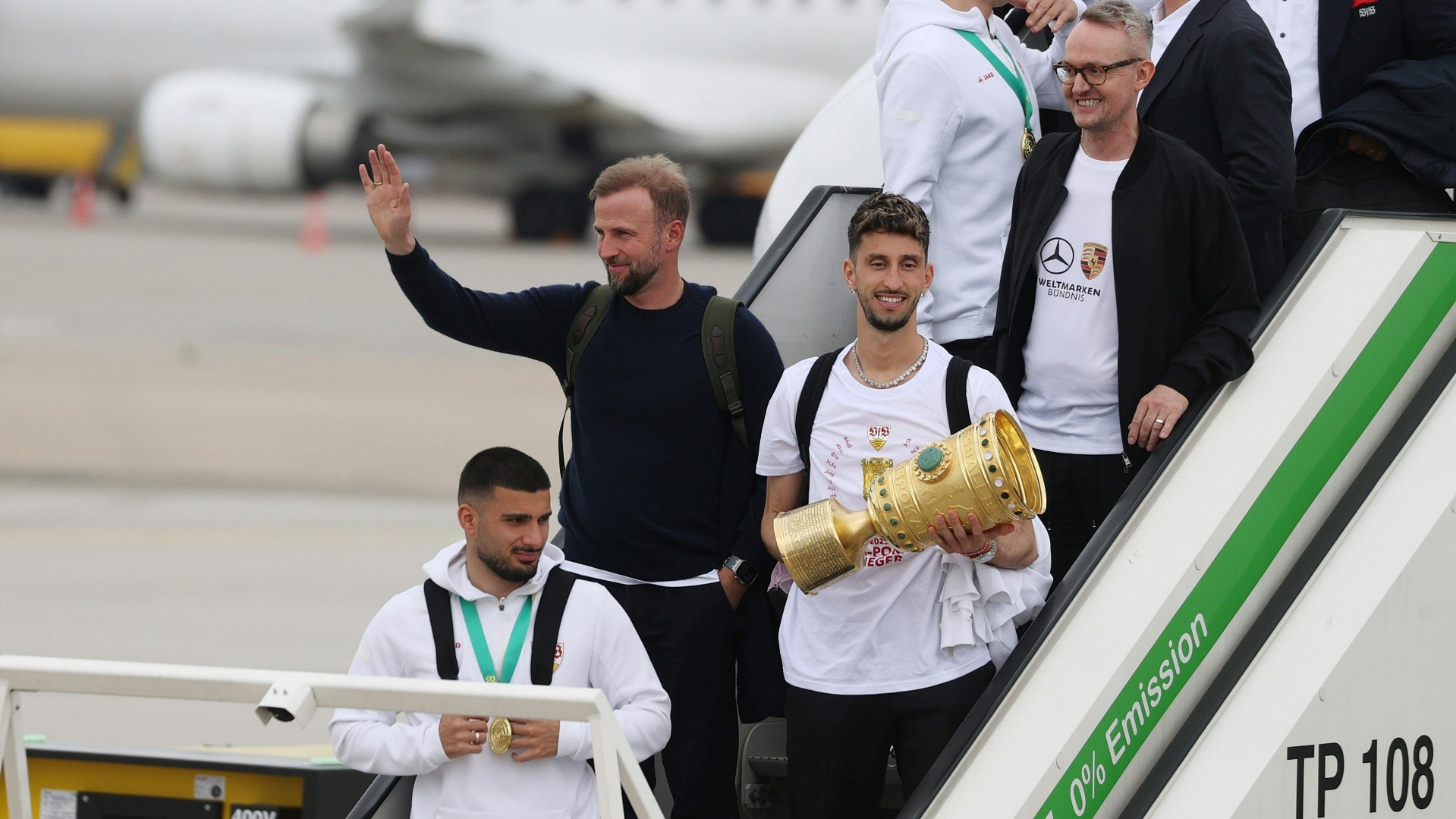 VfB-Kapitän Atakan Karazor mit dem Pokal VfB-Kapitän Atakan Karazor mit dem Pokal