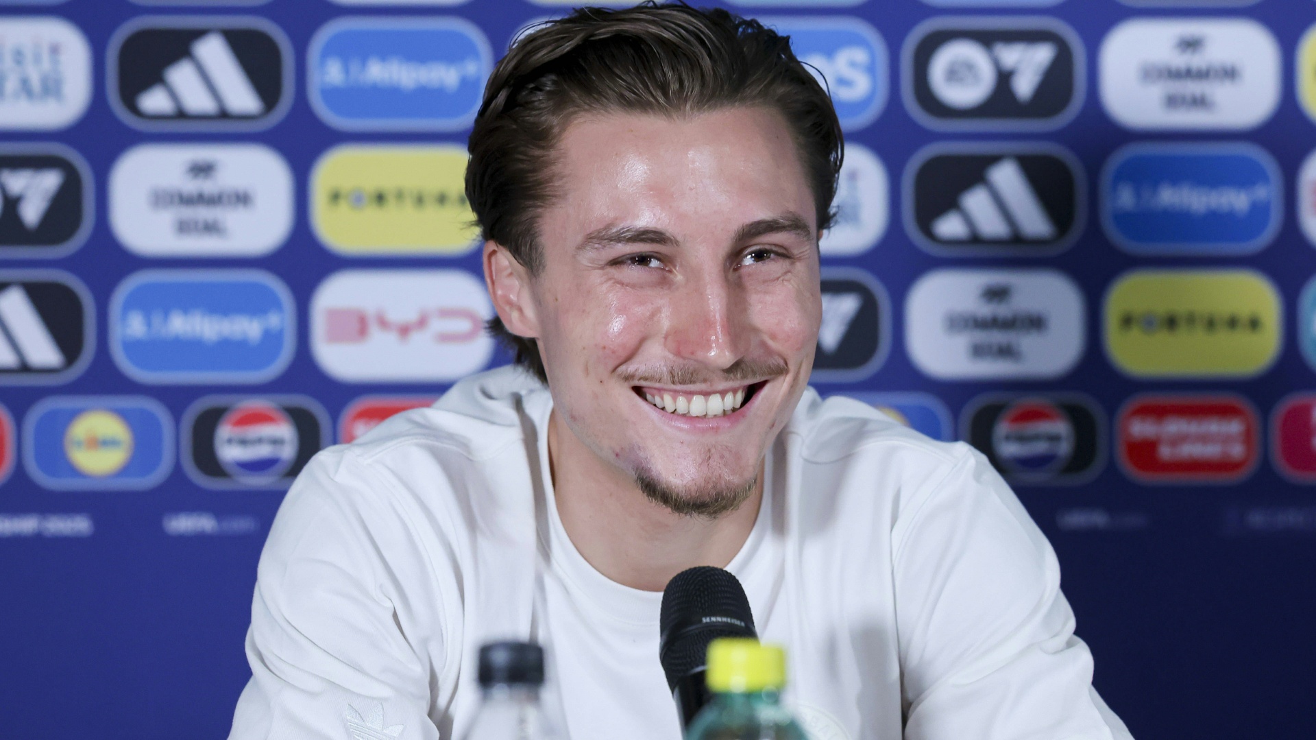 Gut gelaunt vor dem EM-Start: Gladbach-Profi Rocco Reitz Gut gelaunt vor dem EM-Start: Gladbach-Profi Rocco Reitz