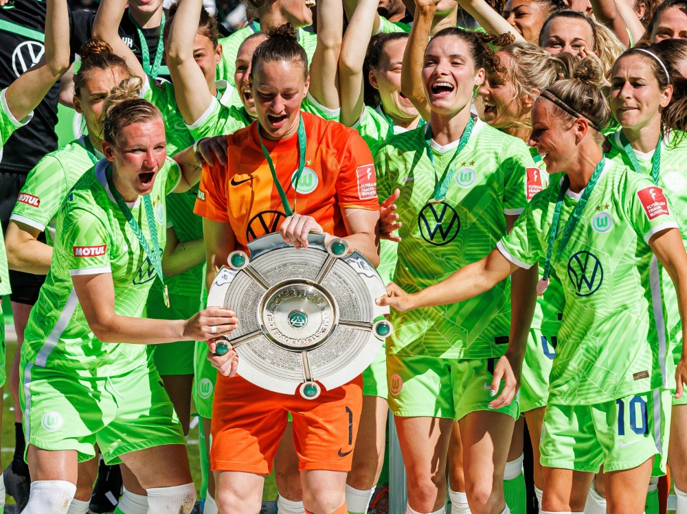 Der VfL Wolfsburg will mit seinen Fans am Rathaus feiern
