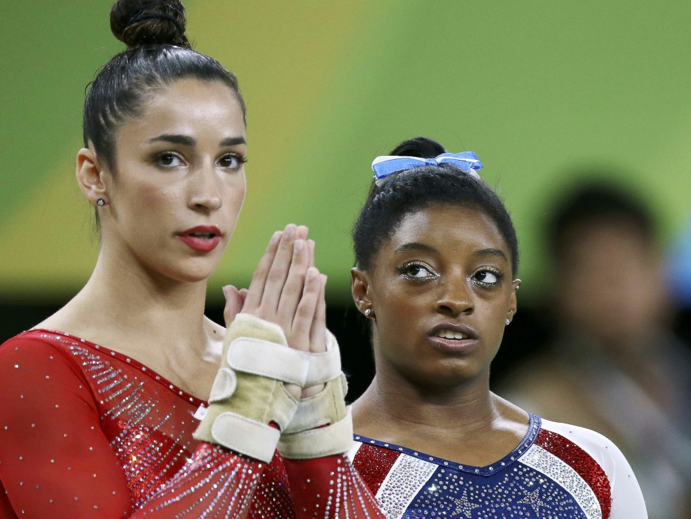 Raisman (l.) kritisiert den US-Turnverband Raisman (l.) kritisiert den US-Turnverband