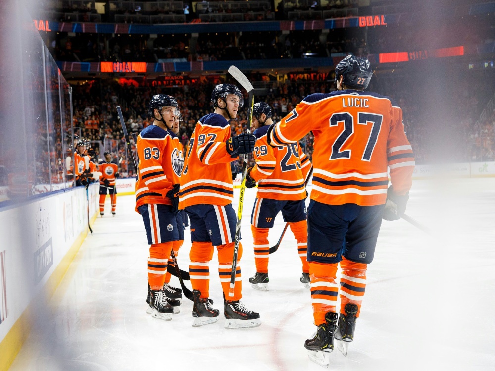 Leon Draisaitl (Mitte) hatte mit den Edmonton Oilers Grund zum Feiern Leon Draisaitl (Mitte) hatte mit den Edmonton Oilers Grund zum Feiern
