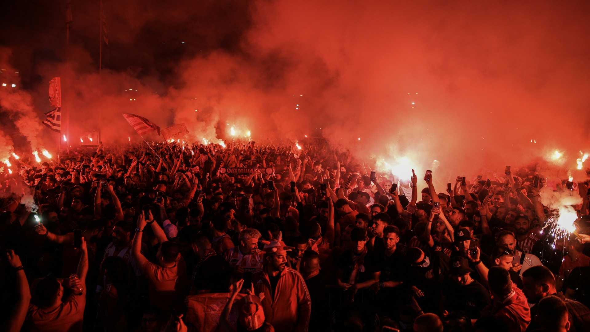 Fans von Piräus feiern auf den Straßen Athens ihren Sieg