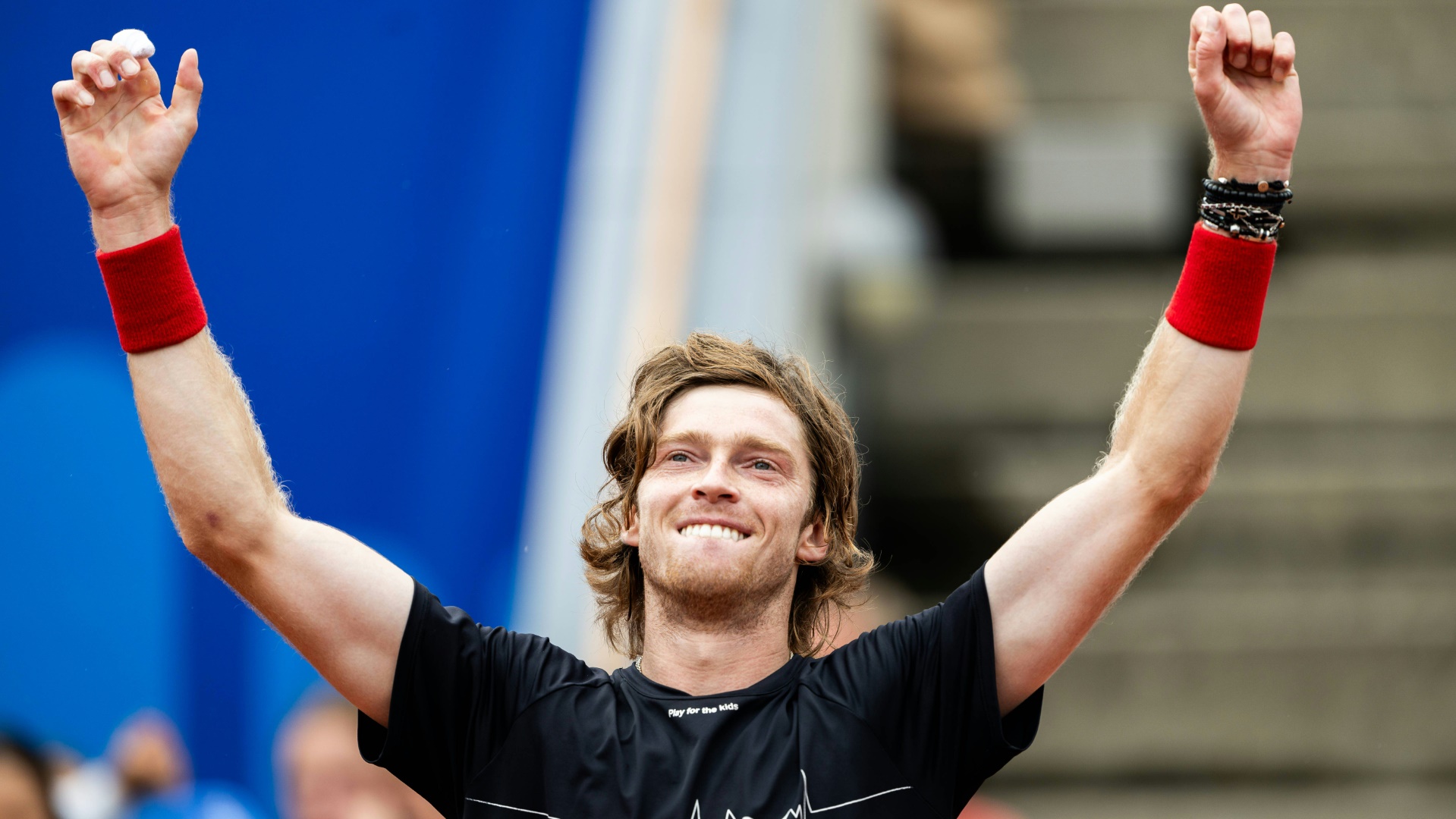 Andrey Rublew feiert den Turniersieg in Bastad