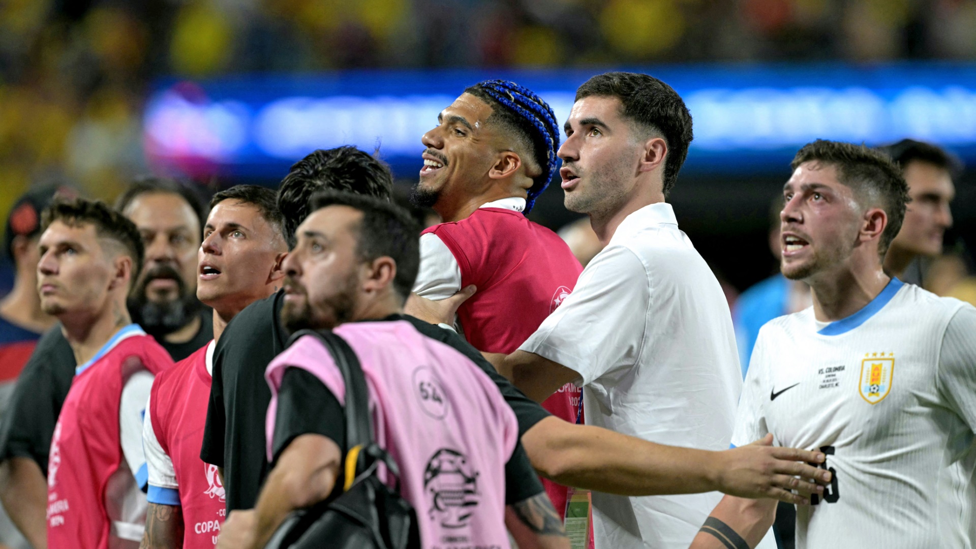 Besorgte Uruguay-Spieler blicken auf die Tribüne Besorgte Uruguay-Spieler blicken auf die Tribüne