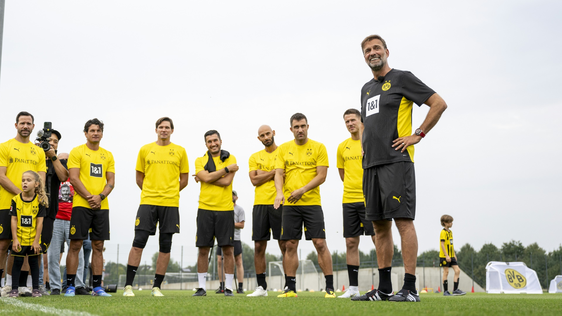 Jürgen Klopp (r.) mời bạn đến buổi tập cuối cùng của BVB