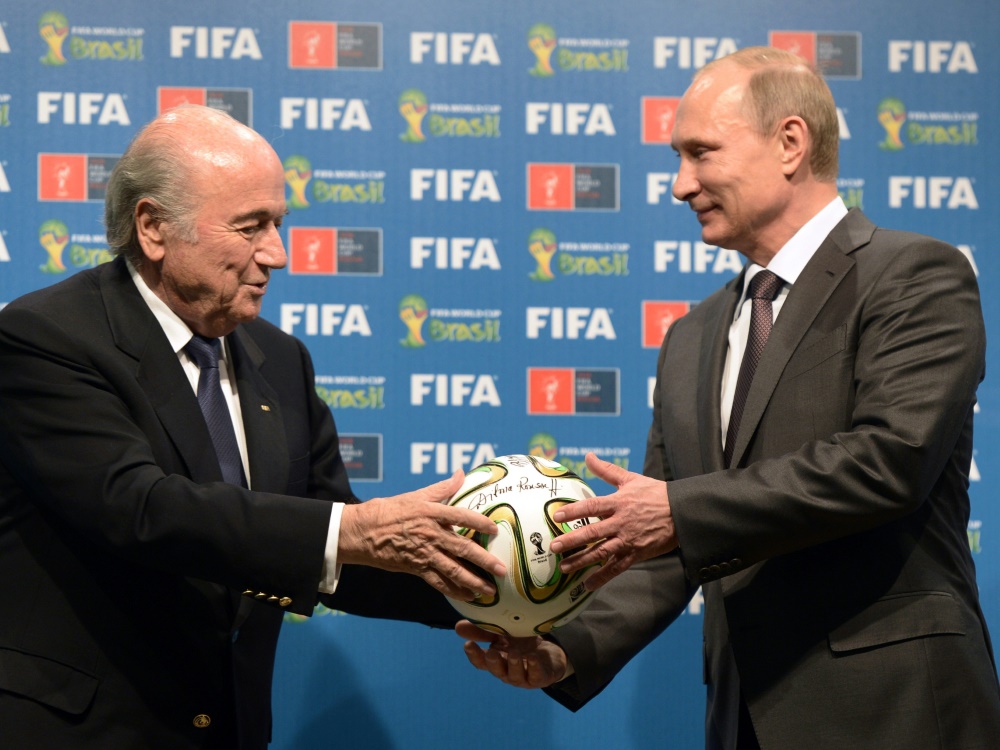 Wladimir Putin (r.) kündigt ein Gespräch mit Blatter an