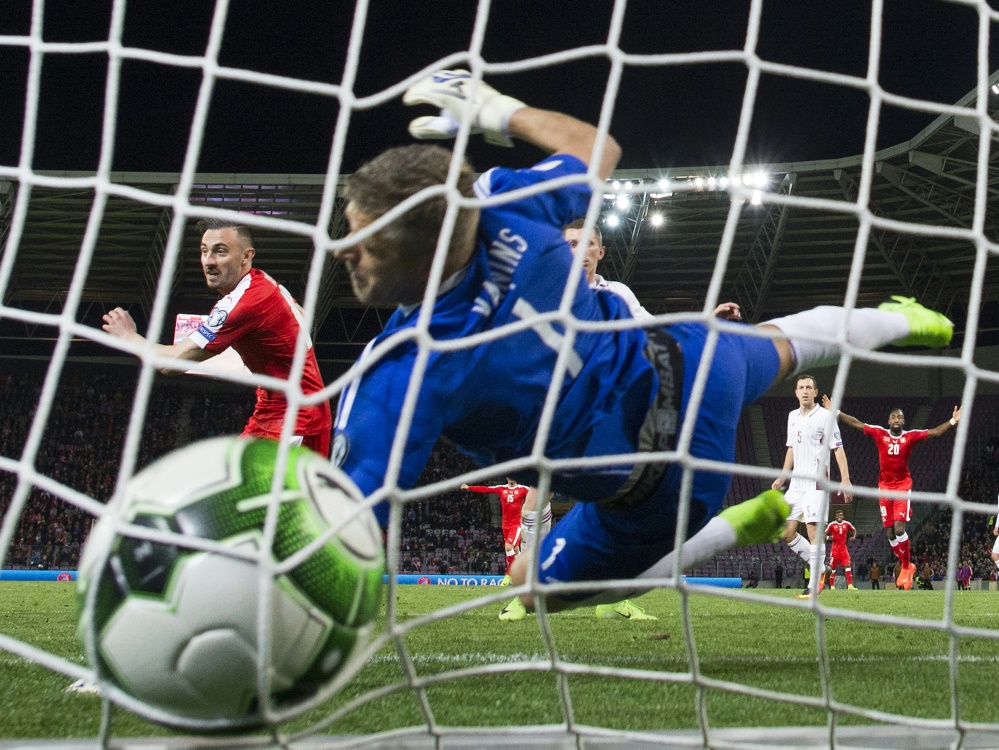 Drmic (l.) köpft die Schweiz zum 1:0-Sieg gegen Lettland