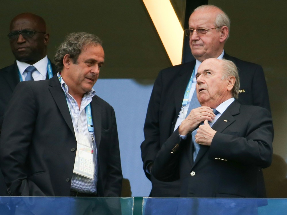 Platini (l.) und Blatter drohen langjährige Sperren