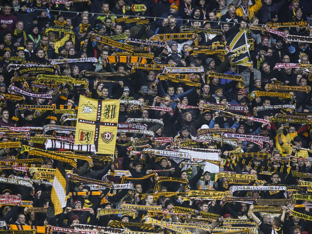 Brave Dynamo-Fans beim DFB-Pokal-Spiel gegen Dortmund