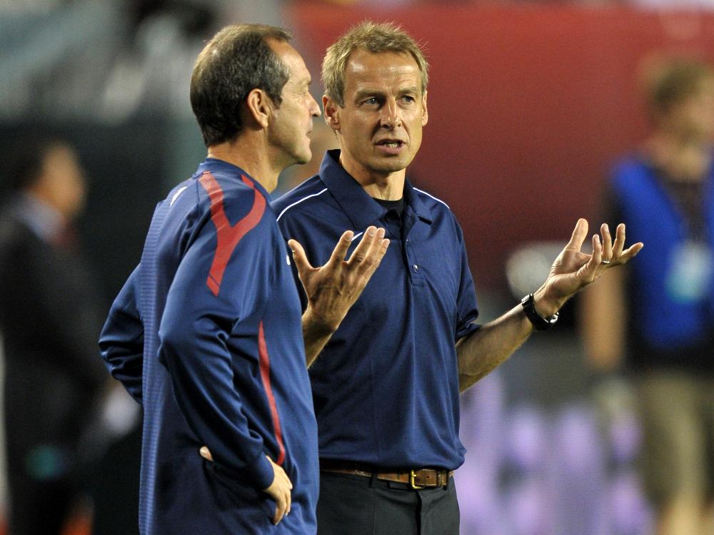 Thomas Dooley (l.) im Gespräch mit Jürgen Klinsmann