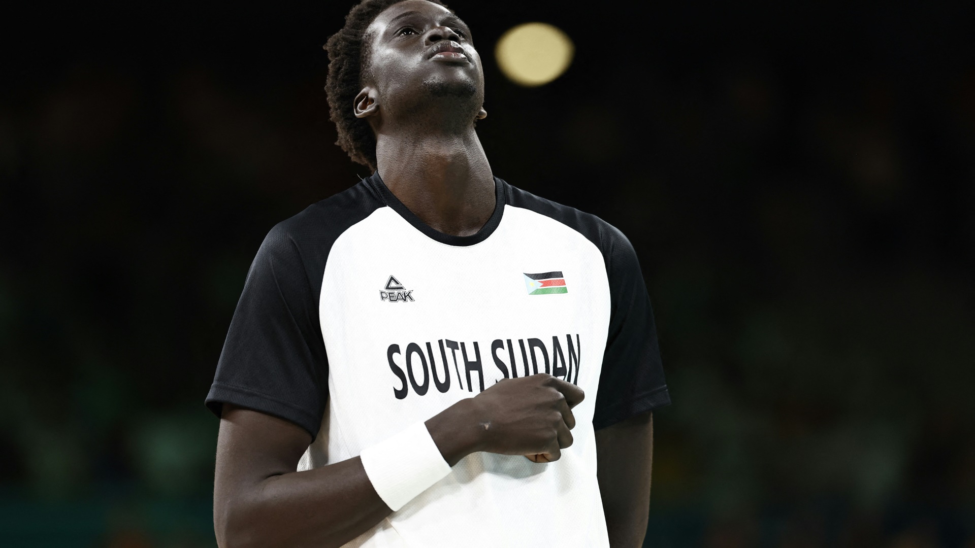 Südsudans Basketballer JT Thor bei der Hymne