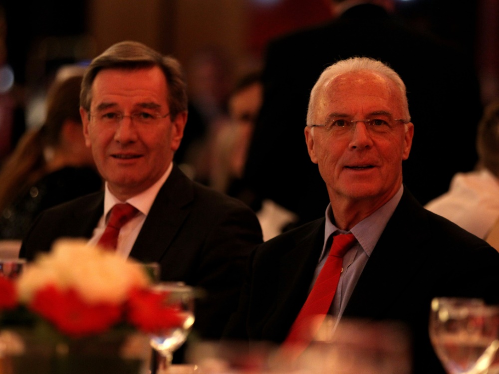 Karl Hopfner (l.) verteidigt Franz Beckenbauer