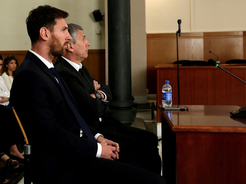 Messi und Vater Jorge (h.) müssen Geldstrafen entrichten