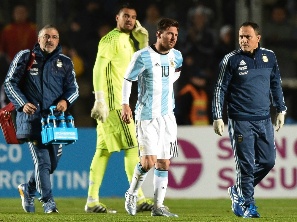 Lionel Messi geht verletzt vom Feld
