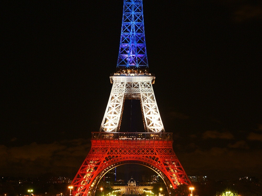 Eiffelturm erstrahlt zur EM in den Farben der Teilnehmer