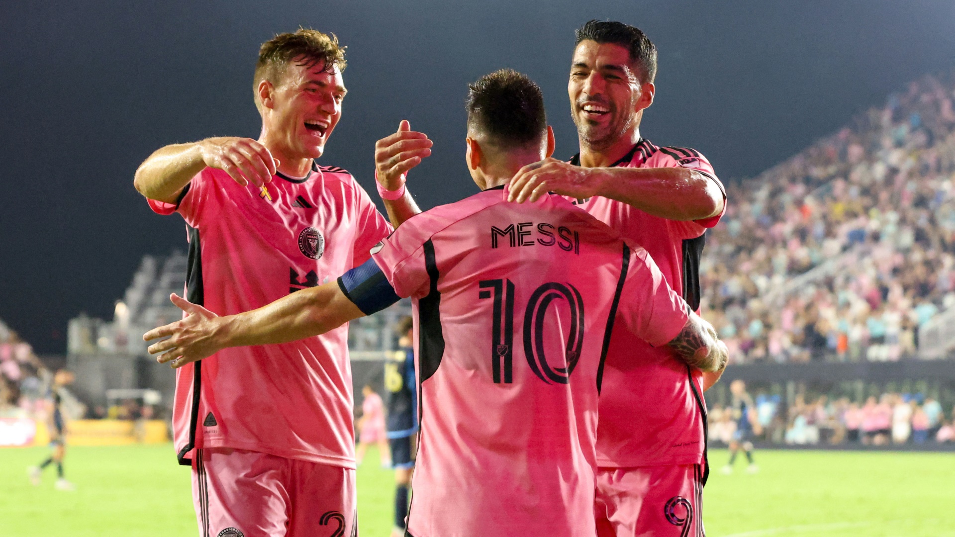 Julian Gressel (l.) jubelt mit Lionel Messi und Luis Suárez Julian Gressel (l.) jubelt mit Lionel Messi und Luis Suárez