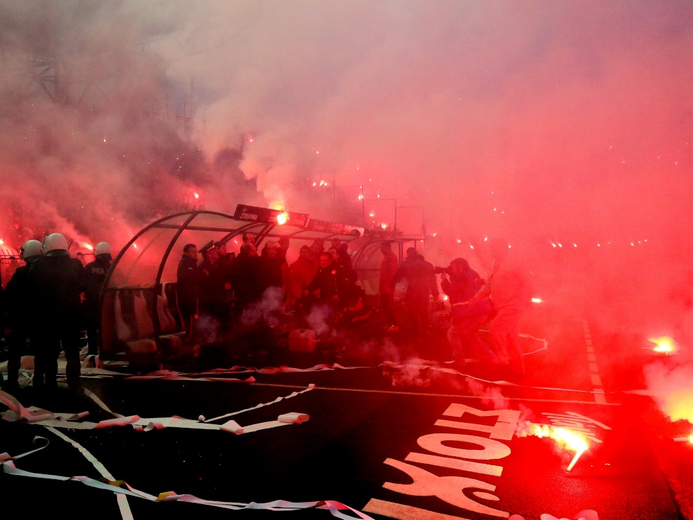 Demo: Olympiakos Fans demonstrieren nicht nur im Stadion