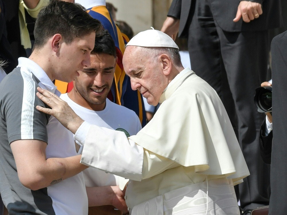 Der Papst begrüßt Chapecoense Spieler Alan Ruschel