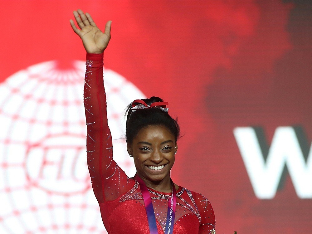 Biles zeigt gehockten Doppelsalto mit drei Schrauben Biles zeigt gehockten Doppelsalto mit drei Schrauben