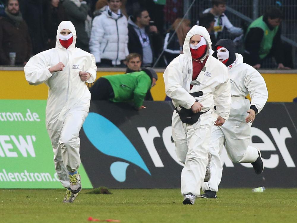 Kölner Hooligans stürmen den Platz in Mönchengladbach Kölner Hooligans stürmen den Platz in Mönchengladbach