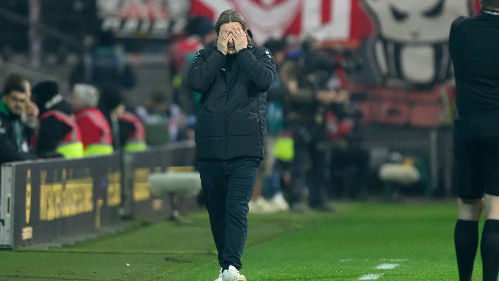 Mainz-Trainer Bo Henriksen beim Spiel in Bremen Mainz-Trainer Bo Henriksen beim Spiel in Bremen