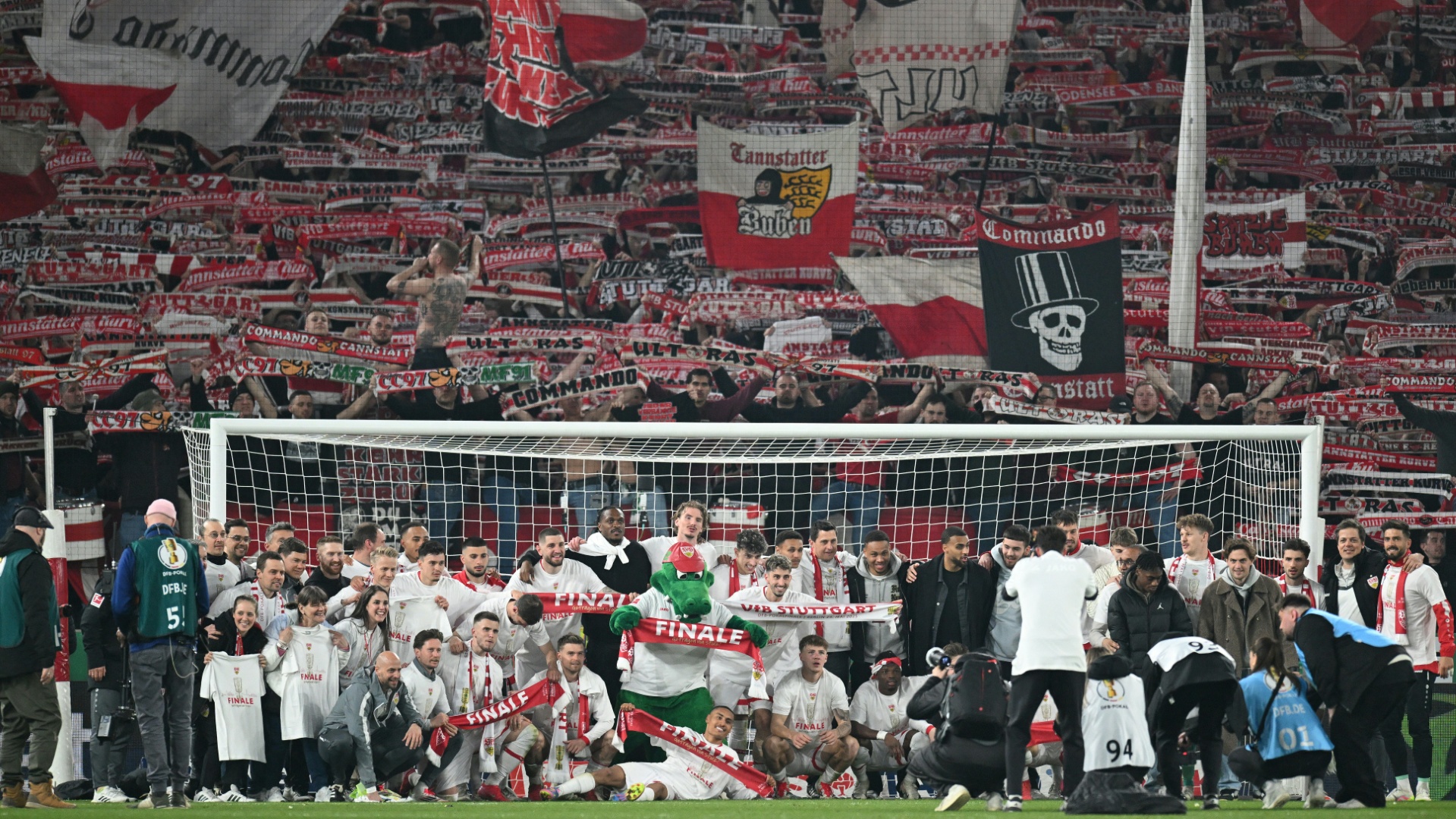 Spieler und VfB-Fans feiern den Finaleinzug Spieler und VfB-Fans feiern den Finaleinzug