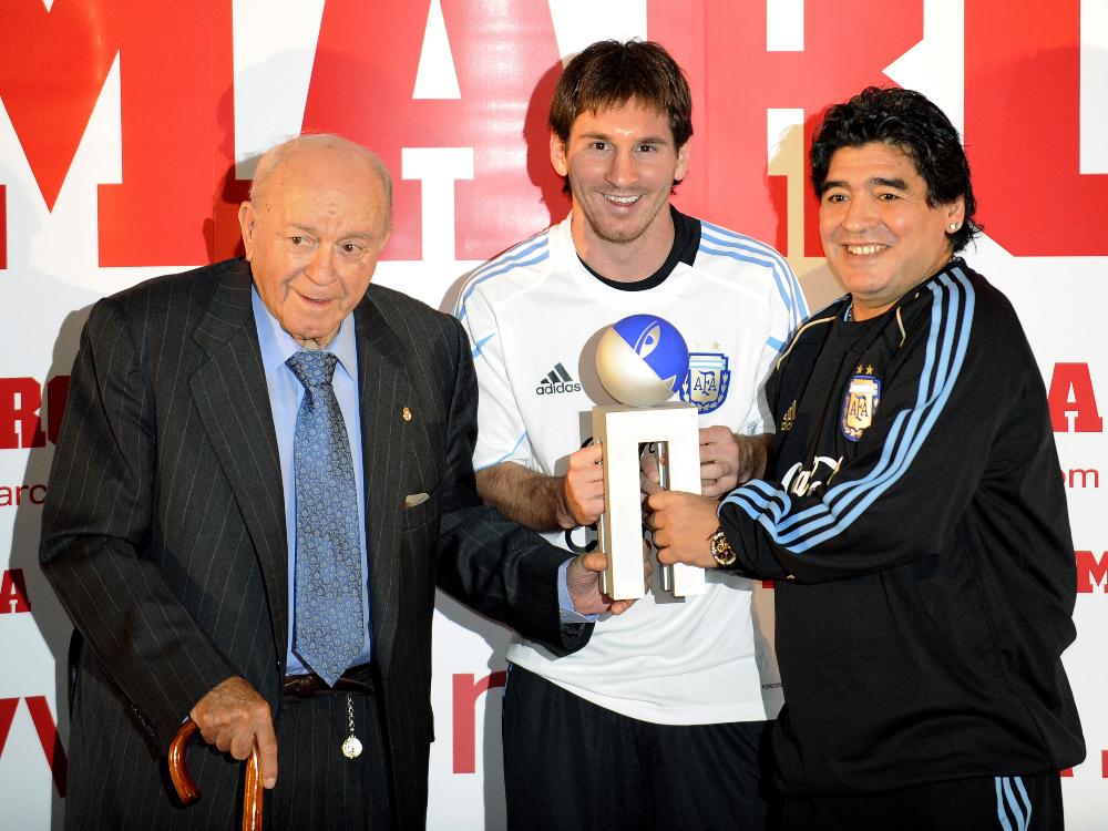 Diego Maradona (r.) und Alfredo Di Stefano (l.)