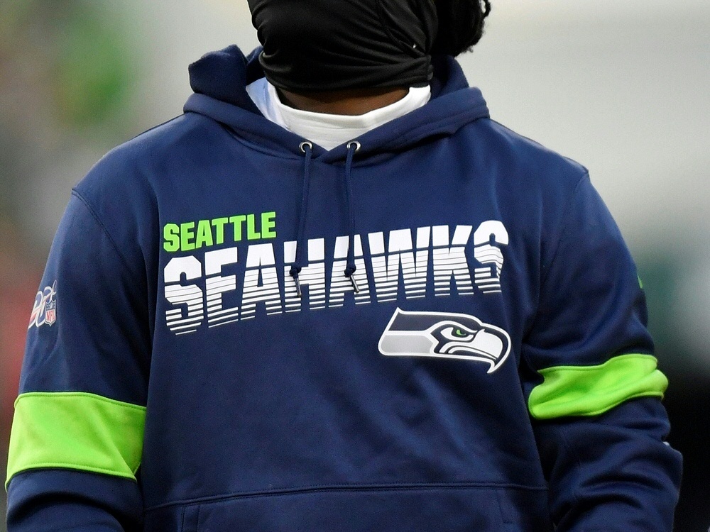 Kemah Siverand schmuggelt eine Frau in Seahawks-Kleidung ins Hotel Kemah Siverand schmuggelt eine Frau in Seahawks-Kleidung ins Hotel