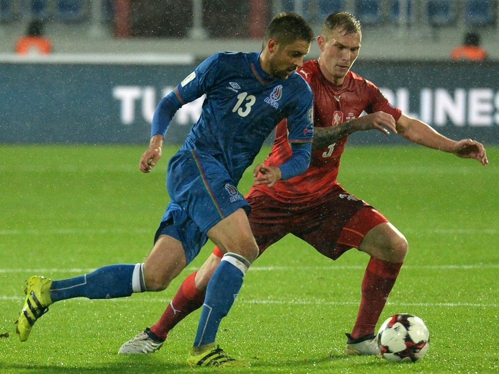 Nazarov (l.) und Aserbaidschan schlagen Färöer 2:0