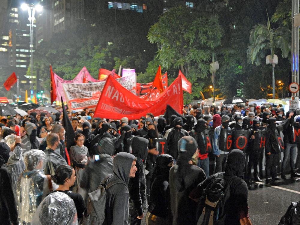 Polizei nimmt 54 Personen bei Anti-WM-Demo fest