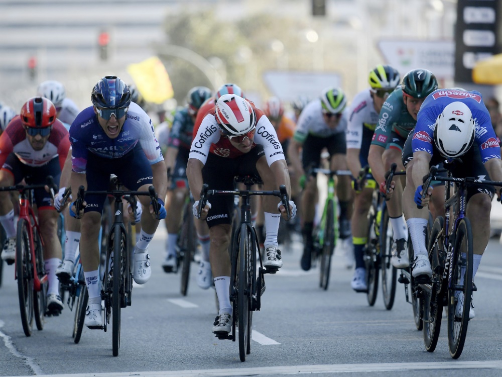Kaden Groves (r.) gewinnt die vierte Etappe