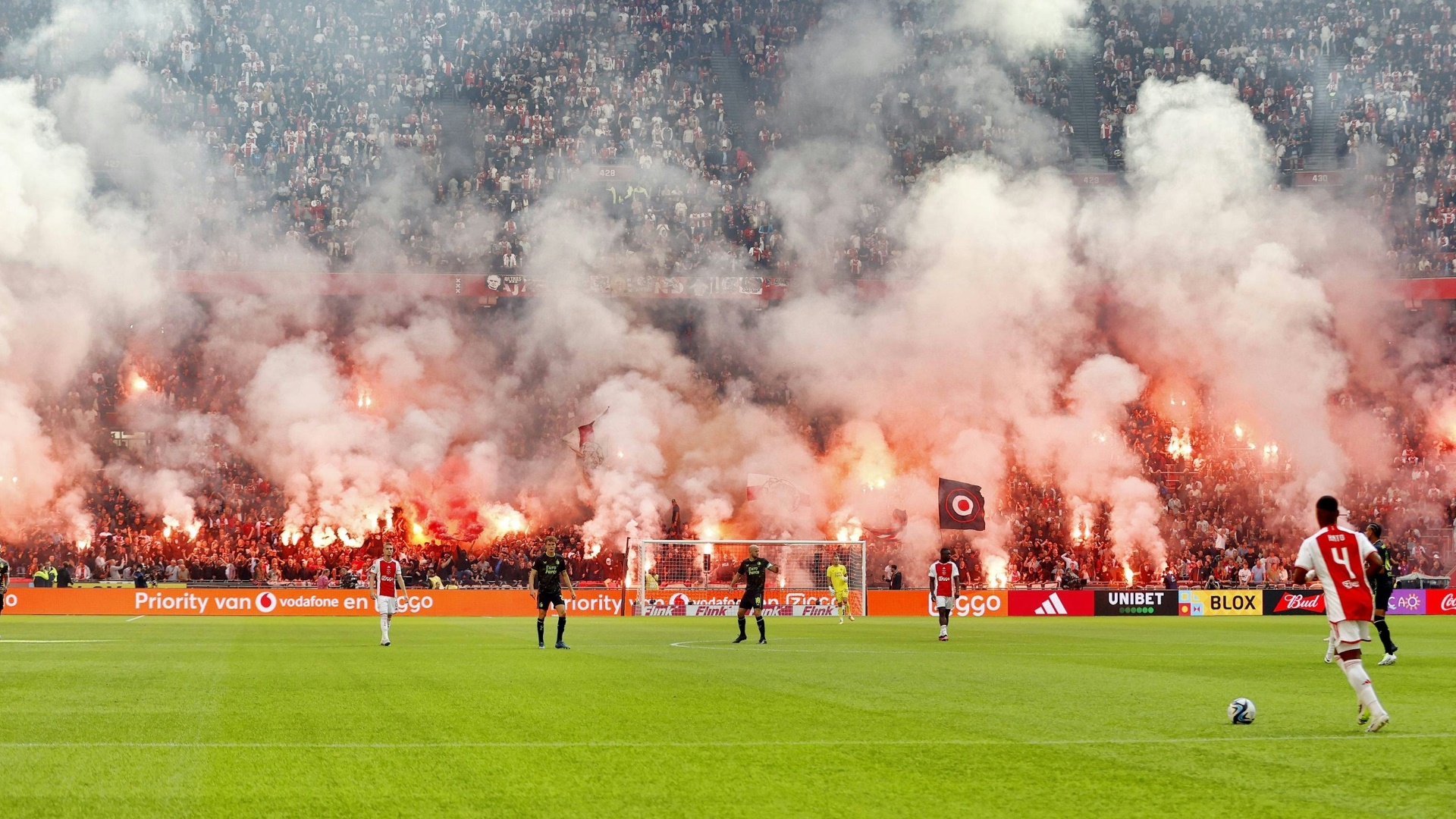Das Spiel zwischen Ajax Amsterdam und Feyenoord Rotterdam wurde abgebrochen