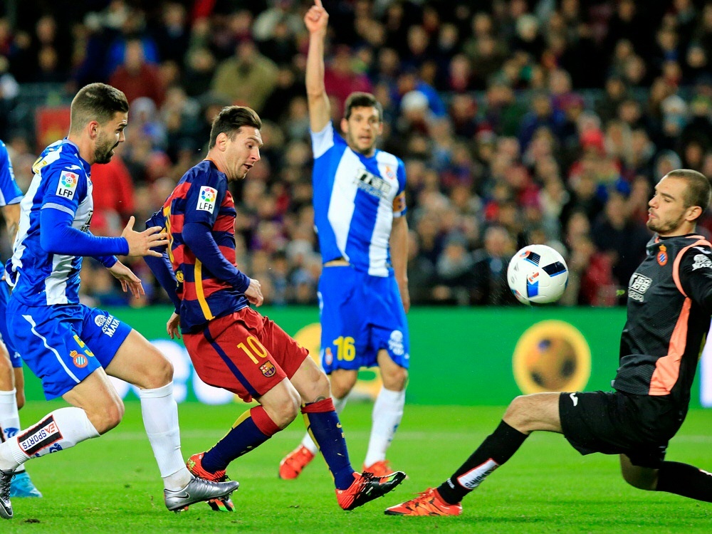 Messi (2.v.l.) trifft doppelt gegen Espanyol