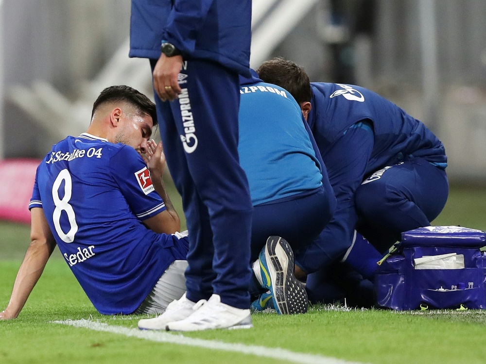 Suat Serdar vom FC Schalke 04 verletzte sich im Spiel bei RB Leipzig Suat Serdar vom FC Schalke 04 verletzte sich im Spiel bei RB Leipzig