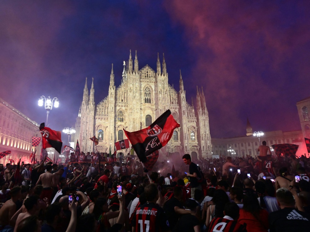 Fans feiern in Mailand den Gewinn der Meisterschaft