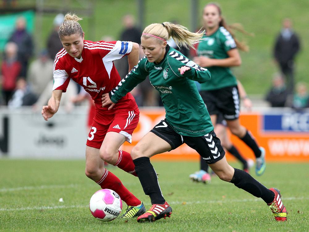 Kreuzbandriss stoppt Duisburgs Vanessa Wahlen (r.) Kreuzbandriss stoppt Duisburgs Vanessa Wahlen (r.)