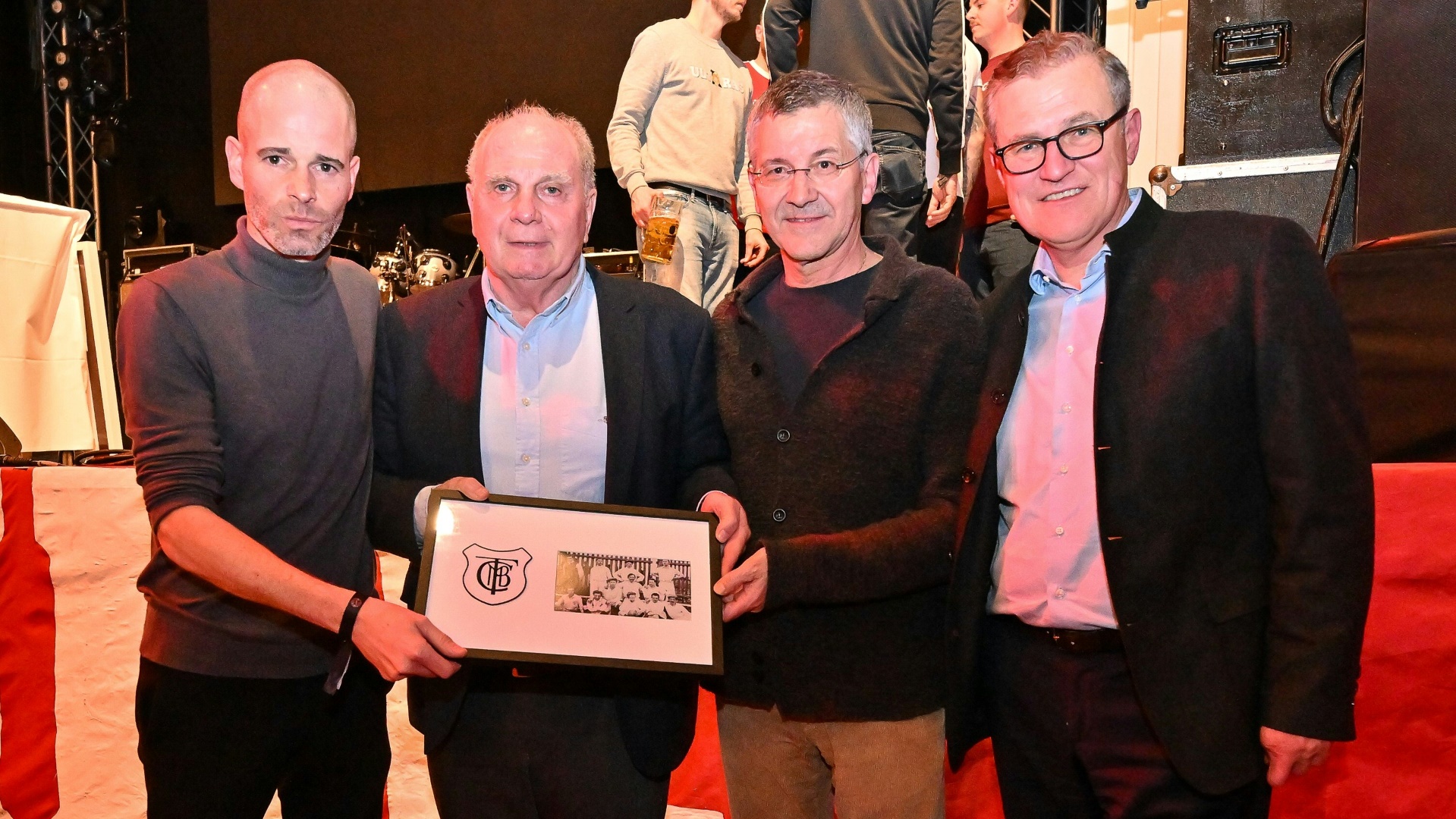 Übergabe des historischen Wappens bei der 125-Jahres-Feier des FC Bayern Übergabe des historischen Wappens bei der 125-Jahres-Feier des FC Bayern
