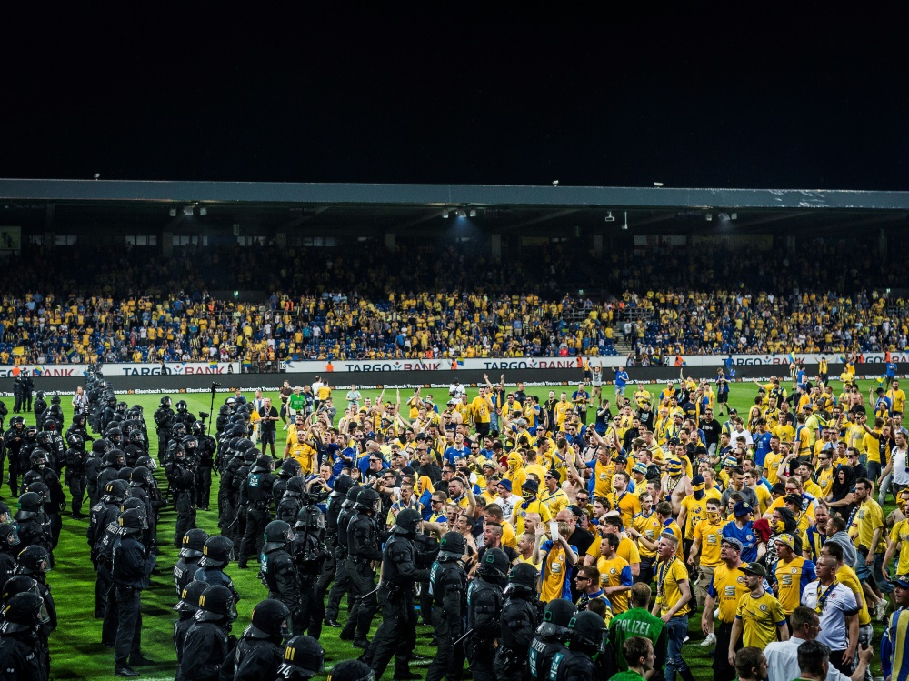Nach Abpfiff stürmten Braunschweig-Fans das Spielfeld
