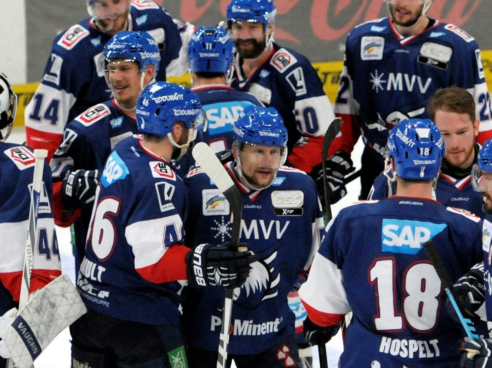 Die Adler Mannheim bezwingen die Schwenninger Wild Wings Die Adler Mannheim bezwingen die Schwenninger Wild Wings