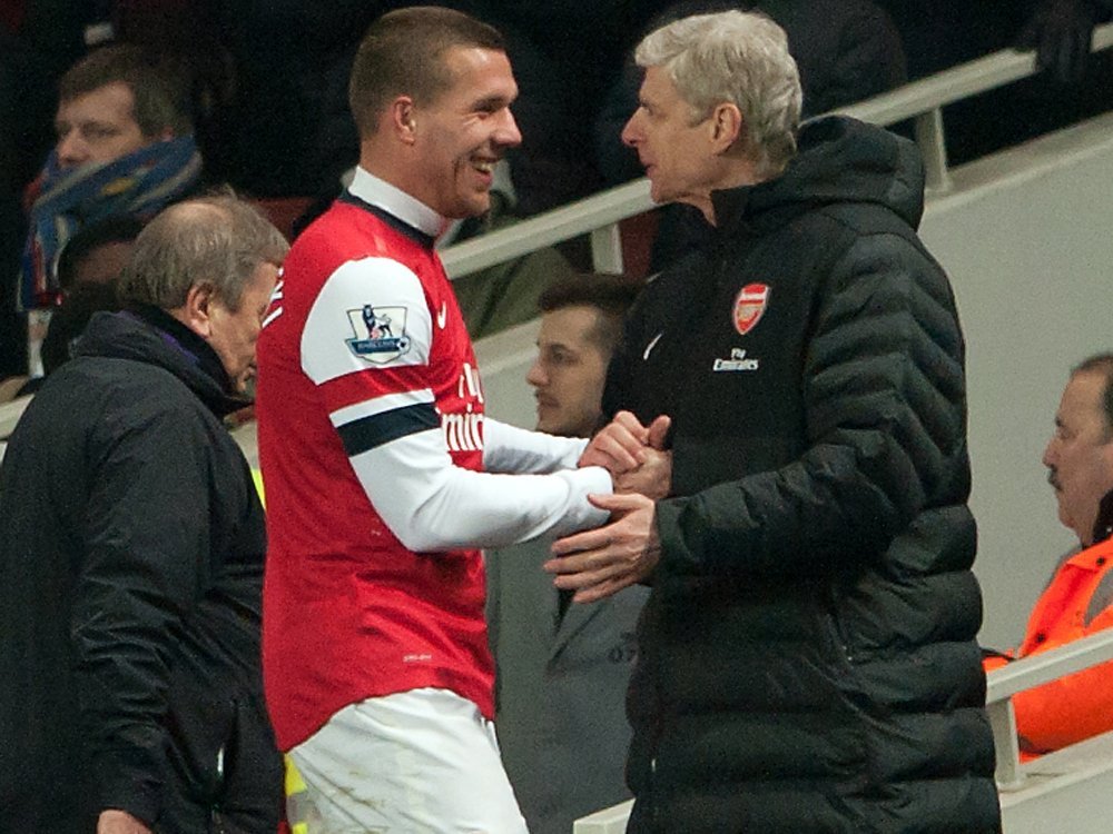 Podolski soll laut Wenger (r.) bei Arsenal bleiben Podolski soll laut Wenger (r.) bei Arsenal bleiben