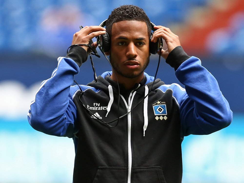 Dennis Aogo trägt bald das Schalker Trikot Dennis Aogo trägt bald das Schalker Trikot