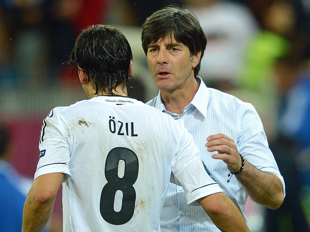 Özil hofft auf Vertragsverlängerung von Jogi Löw Özil hofft auf Vertragsverlängerung von Jogi Löw