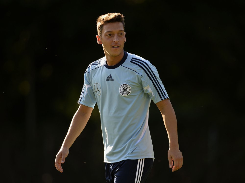 Özil freut sich auf die Saison mit dem FC Arsenal Özil freut sich auf die Saison mit dem FC Arsenal